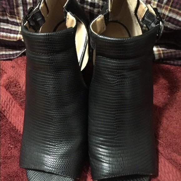 Size 7 1/2 - Picture 2 of 12